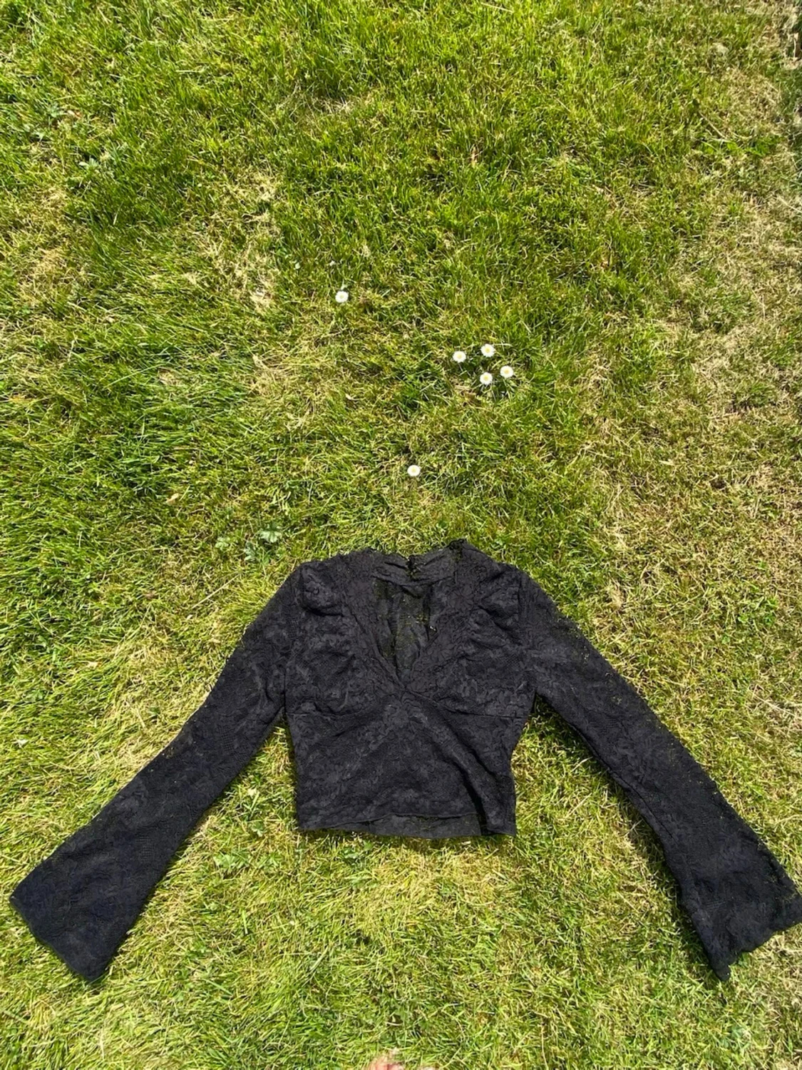 Svart croppad spetsomlottopp - 1
