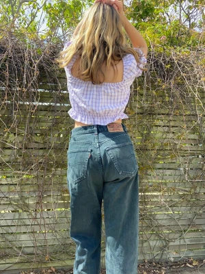 Levi's vida svarta jeans - Säljer ett par svarta jeans från Levi's med rak och vid passform. Jeansen har klassiska bakfickor, hög midja och knappgylf. Perfekt chill sköna brallor