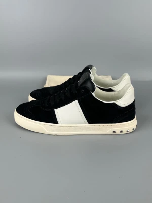 Valentino Flycrew Skor Svart - • The shoes have only been worn a few times and are in like-new condition  • Size: 40 (fits 40.5–41)  • Color: Black  • Retail price: ~5000 SEK (no longer in production)  • Dustbag included