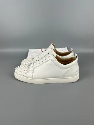 Vita Louboutin Skor i Läder Spikar - • The shoes have been gently used and are in very good condition  • Size: 42 (fits 42.5–43)  • Color: White leather  • Retail price: 9500 SEK / 795€  • Dustbag included