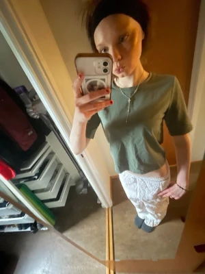 Grön croppad t-shirt från veramoda!! - Snygg grön croppad t-shirt med korta ärmar och rund halsringning. Perfekt för en avslappnad och trendig stil. Enkel design som är lätt att matcha med olika outfits. Perfekt för sommaren!!!❤️