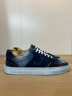 Jacob Cohën Dreamer Sneaker | 44 - Jacob Cohën Dreamer sneakers🌟| Size: 44 | Skick: 10/10 (helt nya) | Material: denim, mocka | Innersula: 29 cm | Tillbehör: box, dustbags |Retailpris ca 7000:- | Tveka inte att kontakta mig vid frågor😁!
