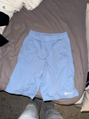 Boss shorts  - Hejsan,   Säljer nu dessa shorts då dom inte kommer till användning något mera, shortsen är i bra skick och storlek är S-14. Använda fåtal gånger