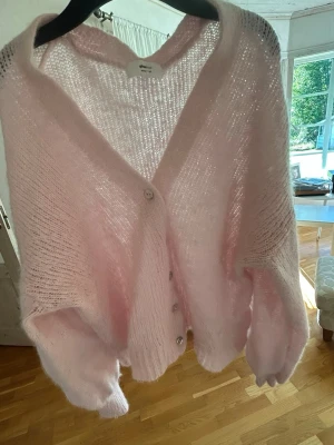 Stickad kofta - Snygg stickad kofta som jag använt 1 gång men råka tvätta i 40 grader istället för 30. Den var väldigt overzize innan så nu är den normal