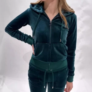  Juicy coutor sett - Mysig grön velour hoodie och byxor med. Koftan storlek S, byxorna M men sitter som S PRIS KAN DISKUTERAS