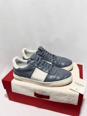 Valentino Flycrew Sneakers  - Valentino Flycrews i en väldigt fet och unik model! Nyskick, inga defekter. Storlek 39 men passar 40. Alla tillbehör medföljer. Kontakta mig för fler frågor och funderingar!