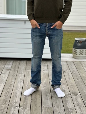 Nudie jeans Grim Tim Dry Kaihara Selvage - Säljer mina Selvage jeans från Nudie. Köpte dom i nudies selvage butik på Götgatan (som ni kan se på instabilden) för 6 månader sedan men de var såklart begagnade, använda och reparerade redan vid köp eftersom det är ett par använda Selvage jeans. Ända defekten är ett hål på vänster knä som repareras gratis i butik ifall man inte gillar den detaljen. Ett par Selvage jeans behöver flera år av kontinuerlig användning för att få unika slitningar som detta par och därav det höga priset. Kvitto finns
