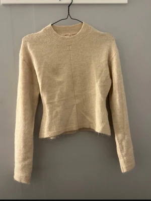 Stickad tröja - Jättefin stickad tröja lite tajtare i midjan och vidare ner till💞