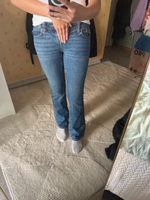 Gina Tricot lågmidjade bootcut jeans - Säljer ett par jeans från Gina Tricot i storlek 34/XS, sparsamt använda och inga defekter. Säljer för de är för små  Midjemått: 37cm Grenhöjd: 18cm Innerbenslängd: 76cm