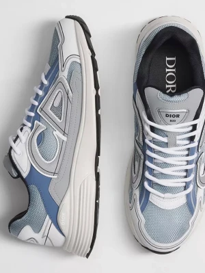  b30 - Snygga  sneakers i blått och grått med stora detaljer på sidan. Ovandelen är i mesh och läder med vita och svarta inslag. Tjock vit sula och svarta detaljer undertill. Perfekta för dig som gillar exklusiva och trendiga sneakers.