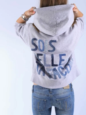 Grå hoodie med text på ryggen ”SOIS BELLE A’ TA FAÇON” - Otroligt fin och unik hoodie med jeans detaljer på ryggen. Texten som står på ryggen är ”SOIS BELLE A’ TA FAÇON”!!  - Storlek: M - Modellen är 175 cm för referens och bär vanligtvis storlek S!!  Hoodien är i jättebra skick och har inga defekter (vad vi märkt)!!  Vid frågor eller funderingar - tveka inte att höra av dig🪽