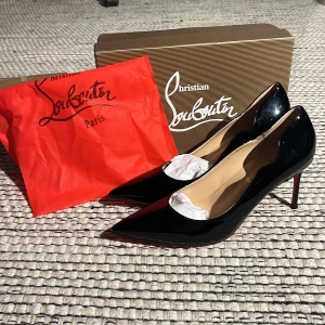 Svarta pumps från Christian Louboutin - INTRESSEKOLL! Säljer ett par klassiska svarta pumps från Christian Louboutin med ikonisk röd sula. Skorna har spetsig tå och hög klack, tillverkade i blankt skinn. Perfekta för dig som vill ha en tidlös och elegant sko med lyxig känsla. OBS!! Detta är bilder från när jag köpte de, de är i använt skick nu med ett par slitningar under, skriv för nya bilder.
