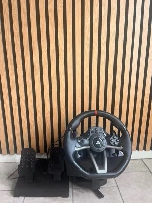  ratt och pedaler PS3/PS4 - Säljer en svart  ratt och pedalset för PlayStation 3 och 4 Ratten har gummerat grepp, flera knappar och PlayStation-logga i mitten. Pedalerna är i plast och har halkskydd. Perfekt för racing och bilspel!