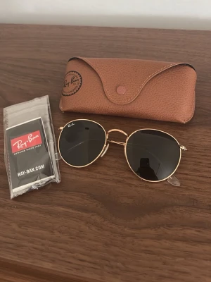 Ray-Ban runda solglasögon guld - Säljer nu mina Ray-Ban round metal då dom inte längre kommer till användning. Färg: Guld med svart glas