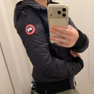 Canada goose jacka - Säljer denna sååå fina canada goose jackan jag köpt för ett tag sen. Den har några få defekter som man ser på bild 4 samt har en defekt på ärmen man knappt märker av annars i fint skick! Original priset ligger på 5800 kr. Pris kan diskuteras vid snabb affär. 🌸