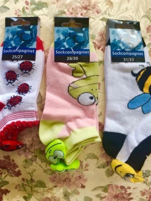 3 par supersöta barnstrumpor med 3D-djur  - Stl 25/27, 28/30, 31/33 Helt nya och oanvända barnstrumpor från märket Sockcompagniet! Supersöt och unik design med fastsydda 3D-gosedjur/detaljer på baksidan (nyckelpiga, groda och bi) som barnen älskar. Det går bra att välja 3 par i samma storlek, eller mixa storlekar precis som du vill! Skicka ett meddelande efter köpet med vilka storlekar/modeller du önskar. Perfekt som present eller för att liva upp vardagen. Djur- och rökfritt hem.