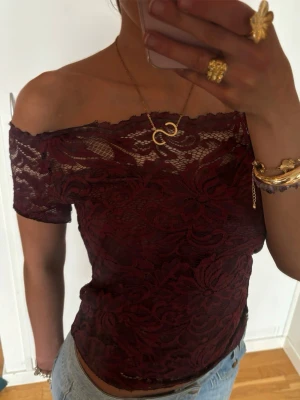 Vinröd Offshoulder spetstopp  - Så fin vinröd Offshoulder spetstopp! Jag är 168 och det är mina bilder, köp via köp nu direkt eller Swish, kvar tills markerad som såld 💖 