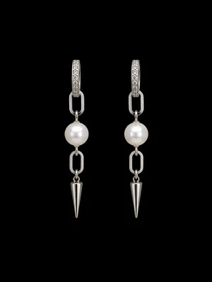 Silverörhängen med pärlor och strass - Snygga örhängen i silverfärg med vita pärlor, strassdetaljer på ringen och spetsiga hängen. Kedjeliknande design som ger en modern och cool känsla. Perfekta för att lyfta din stil.