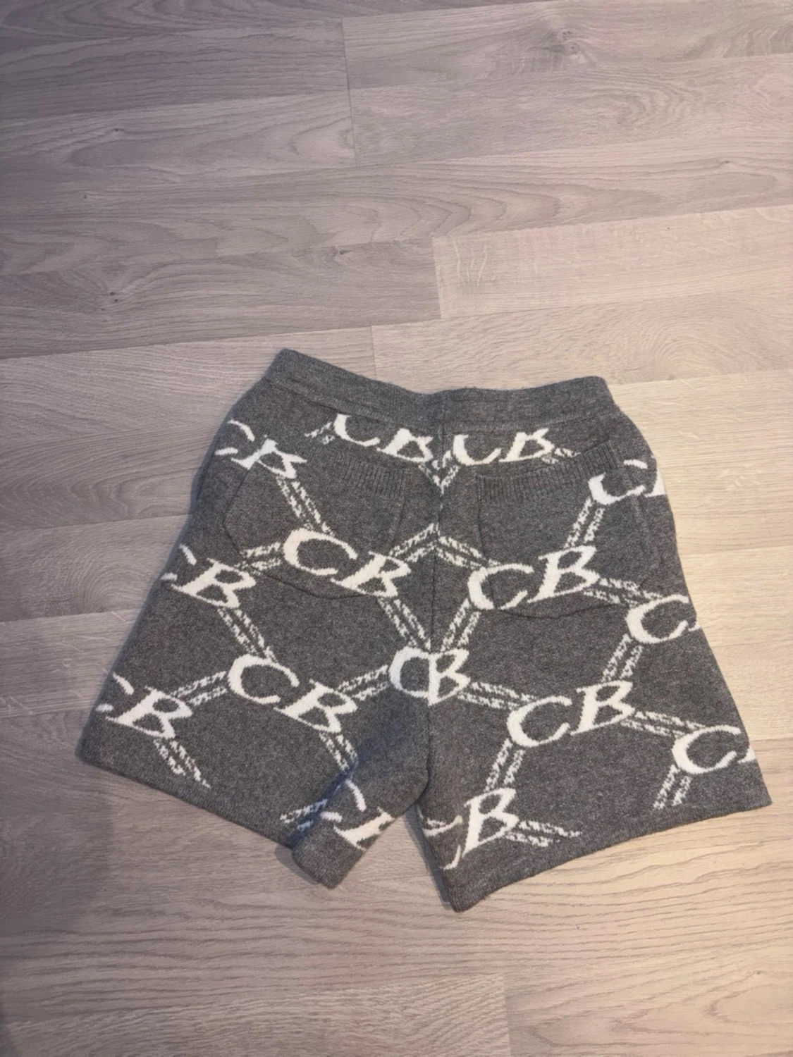 Grå stickade shorts med CB-mönster - 3