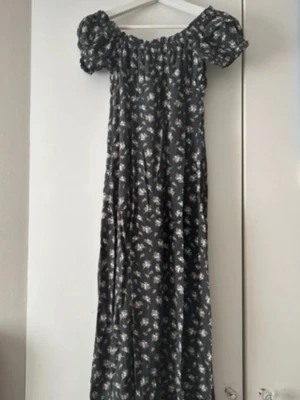 Blommig klänning - Superfin klänning från HM. Inte helt en långklänning då den är lite kortare. Storlek xs. Perfekt nu på sommaren🥰