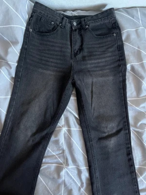 Flared jeans svart - Svarta flared jeans 
