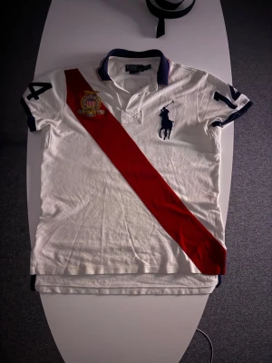 Vintage Ralph lauren chief keef polo - Vintage röd vit USA crest lite dyrare eftersom den är lite mer (rare) på andrahands marknader ligger priset runt 600-1200kr 