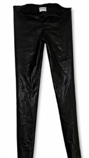 Fodrade leggings i skinnimittation | Storlek L  - 💕 30% bundlerabatt vid köp av minst två artiklar.  🌸Fodrade leggings i skinnimittation        ✔️Märke: Grunt                                                        📏Storlek L (små i storleken, mer som en M)  ⭐️Hela och rena utan fläckar, hål eller andra synliga brister