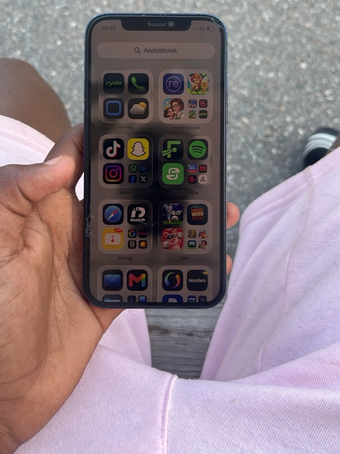Svart iPhone 12 med dubbla kameror - 3