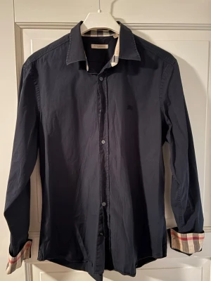 Burberry skjorta - Svart burberry skjorta 