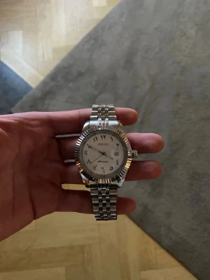 Helt Ny Seiko Mod - Säljer denna helt nya Seiko Mod klockan med vit urtavla och Arabic dial  Klockan har en batteridriven Quartz movement, Vid fler frågor eller funderingar skicka gärna ett pm, Mvh