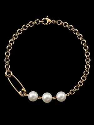 Guldfärgat armband med pärlor - Snyggt armband i guldfärgad metall med tre vita pärlor och en unik säkerhetsnål-detalj. Kedjan har rundade länkar och ett klassiskt karbinlås. Perfekt för dig som gillar trendiga accessoarer med en twist.