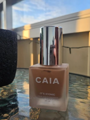 CAIA It's Iconic Liquid Foundation - It's Iconic flytande foundation från CAIA. Nyans 20c. Lite kantstött på vänstra hörnet. Ungefär halva kvar, se bilder 🌸