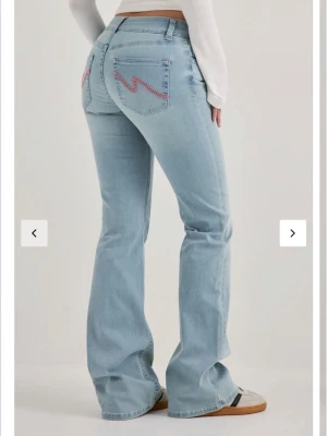 Ljusblå bootcut jeans från Nelly - Säljer ett par ljusblå bootcut och lågmidjade jeans från Nelly i stolek 32. 💗💗