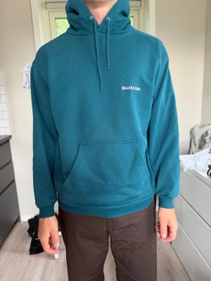 Turkos hoodie från Balenciaga - Balenciaga hoodie köpt för ca 3 år sedan. Knappt använd. 