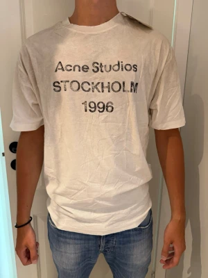Acne studios tshirt  - Sprillans ny tshirt, nyskick! Storlek S. Vid minsta fundering kontakta mig✔️🌟