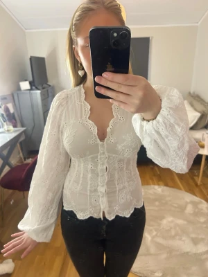 Vit blus med puffärm - Söt vit blus med fina armar. Endast använt en gång tidigare😇 säljer då den är för liten🩷