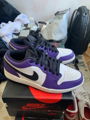 Nike Air Jordan 1 Low Court Purple - Storlek 40. Ingen original box tyvärr
