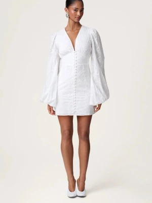 Adoore klänning florence - Jättefin klänning från Adoore, färgen white embroidery och storlek 34/xs🤍 Säljer då jag har en till i annan storlek, finns några småfläckar men syns inte så mycket enligt mig, kan säkert gå att få bort i tvätten!🤍 Klänningen är 100% bomull, lägg gärna prisförslag!🤍