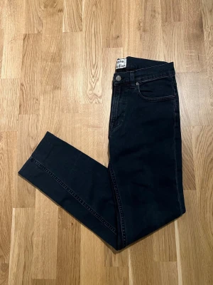 Acne Studios Jeans - Storlek 30/32 - Acne Studios Jeans för män, passformen är straight/regular fit. Nyskick utan några defekter, Storlek Waist 30 / Lenght 32. Hör av dig vid intresse/frågor. PRIS KAN DISKUTERAS!
