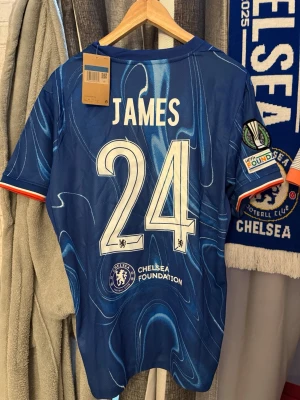 Chelsea FC tröja - En fin Chelsea FC tröja med James på ryggen i storlek M!