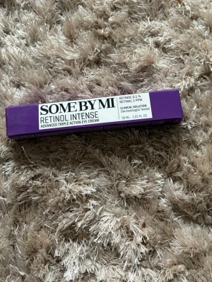 Some By Mi Retinol Intense Ögonkräm - Retinol Intense Advanced Triple Action Eye Cream från Some By Mi. Kommer i en lila tub på 30 ml. Innehåller retinol 0,1% och retinal 1 ppm. Dermatologiskt testad och kliniskt bevisad formula, perfekt för ögonområdet.