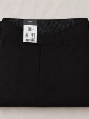Svarta shorts från Dressmann helt nya (ordinariepris 500 kr) - Klassiska svarta shorts från Dressmann med midwaist passform. Shortsen har bälteshällor, snedställda sidofickor och stilren design. Perfekta för sommaren och tillverkade i ett mjukt och bekvämt material som känns svalt. Materialet är samma som kostymbyxor. Ordinariepriset är 500 kr för dessa.