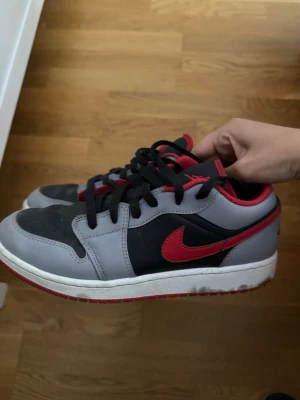 Jordans 1 lows - Säljer begagnad jordans 1 lows vill inte ha dem passar inte mig mer