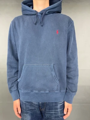 Ralph Lauren hoodie - Ralph Lauren Hoodie Märke: Polo Ralph Lauren Storlek: L Passform: Lite oversize Färg: Blå Skick: Bra Beskrivning: utan defekter Modellen på bilden: 183 cm / 75 kg
