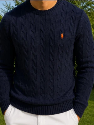 Ralp Lauren marinblå cable knit/kabelstickad man storlek M - Ralph Lauren kabelstickad storlek M använd ett fåtal gånger i ett mycket bra skick, sitter bra.                 Skriv vid fundering