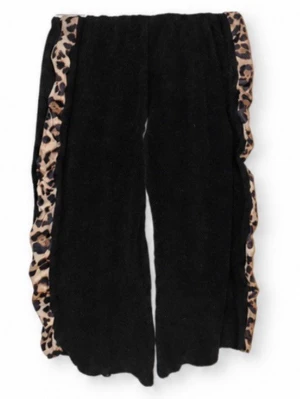 Sköna svarta ribbade byxor med leodetaljer | Storlek S - 💕 30% bundlerabatt vid köp av minst två artiklar.                                                                       🌸Sköna svarta ribbade byxor med leodetaljer 📏Storlek S 🩶Använt skick, noppriga enligt bild.