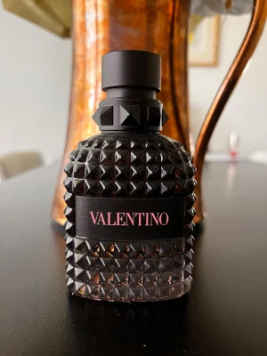 Valentino Valentino Uomo Born In Roma Eau de Toilette 50ml - Valentino Uomo Born In Roma Eau de Toilette är en doft för män. Denna doft lanserades år 2019. Doften har inslag av salt, ingefära, violblad, salvia, träiga noter och vetiver. Använd men ca 95% kvar. Nypris ca 1050 kr 