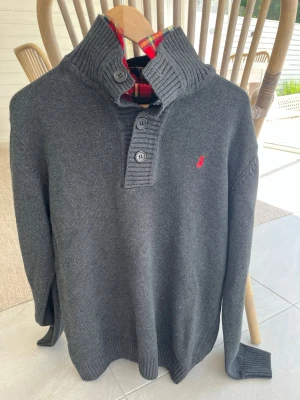 Stickad Ralph lauren tröja  - En stickad, svart Ralph lauren tröja med rutig krage. Den är i storlek xxl men sitter som M. 