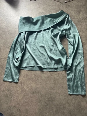 Ljusgrön oneshoulder topp i satin - Ljusgrön one shoulder topp i satin helt ny