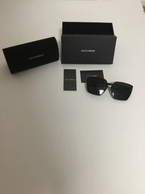 Dolce Gabana Glasögon - Säljer ett par glasögon som är jätte snygga och passar till den fina sommaren!
